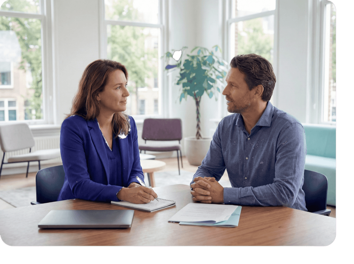 Persoonlijk gesprek tussen juriste en cliënt