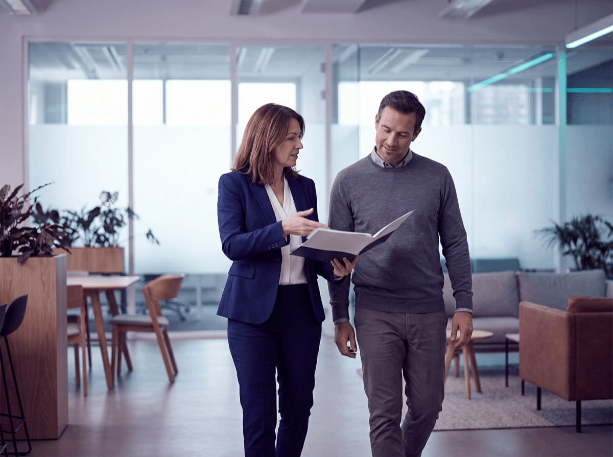 Juriste begeleidt cliënt door het juridische proces