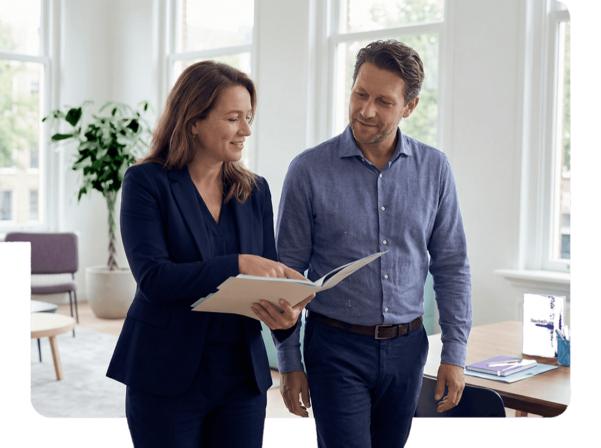 RechtPunt juriste bespreekt dossier met cliënt